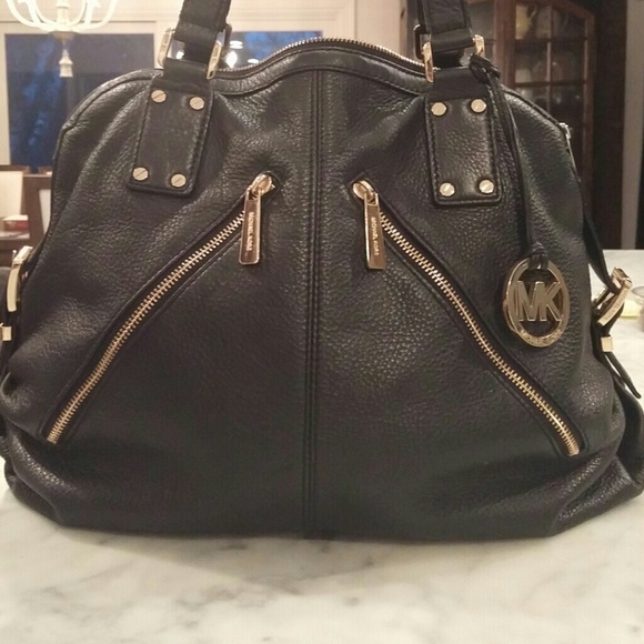 Michael Kors Handbags - Gorgeous Michael Kors black handbag Like New!